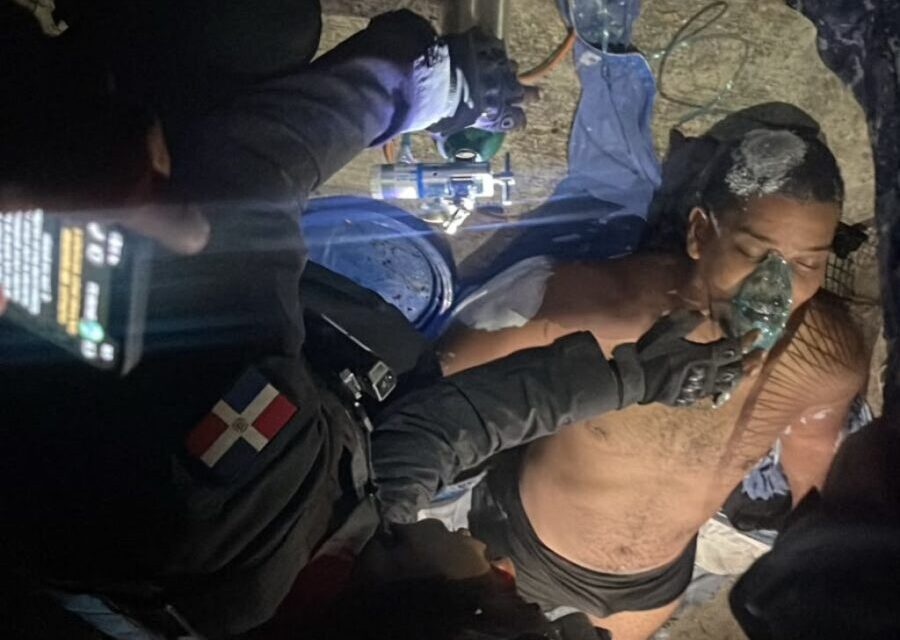 Rescatan con vida a dos hombres inconscientes tras inhalar químicos de pintura en cisterna de Villa Francisca