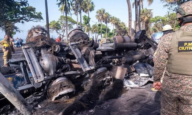 Dos muertos tras choque e incendio de un tanquero en la avenida George Washington