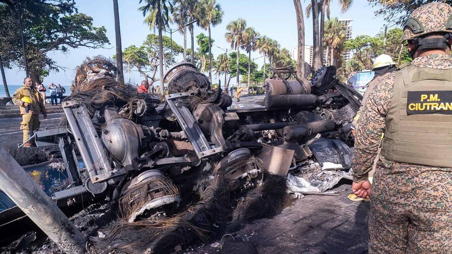 Dos muertos tras choque e incendio de un tanquero en la avenida George Washington