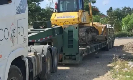 ECO5RD envía bulldozer a Cabrera para reforzar combate al incendio del vertedero municipal