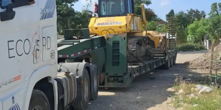 ECO5RD envía bulldozer a Cabrera para reforzar combate al incendio del vertedero municipal