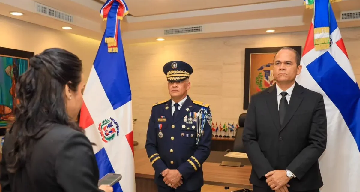 Ministra Faride Raful encabeza traspaso de mando y posesiona a Ernesto Rodríguez García como director general de la Policía Nacional