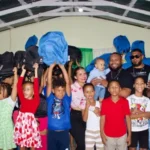 Leo Peña entrega kits escolares a decenas de niños de La Lometa de Las Gordas