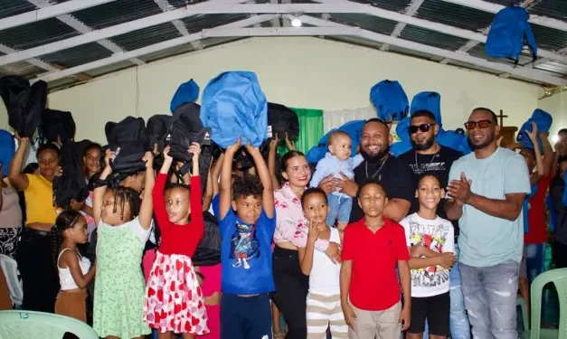 Leo Peña entrega kits escolares a decenas de niños de La Lometa de Las Gordas