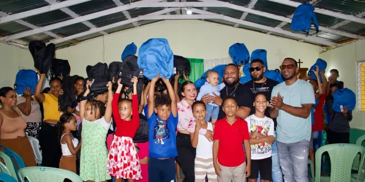 Leo Peña entrega kits escolares a decenas de niños de La Lometa de Las Gordas
