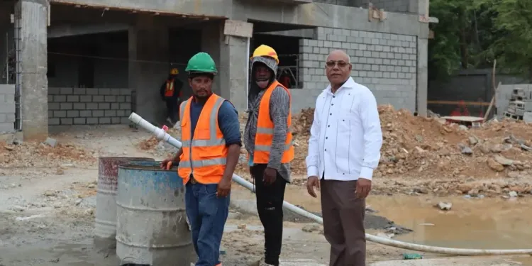 Director de la UASD Centro Nagua supervisa construcción del Subcentro Samaná