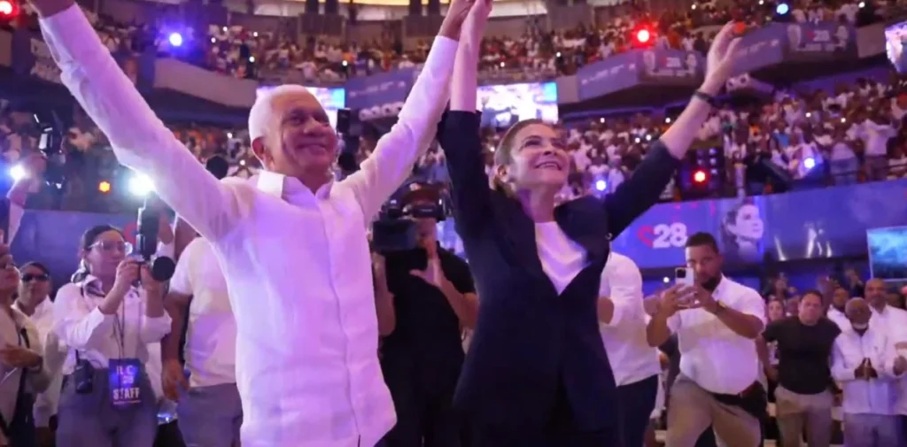 Carolina Mejía y Ricardo de los Santos llegan al Coliseo Teo Cruz