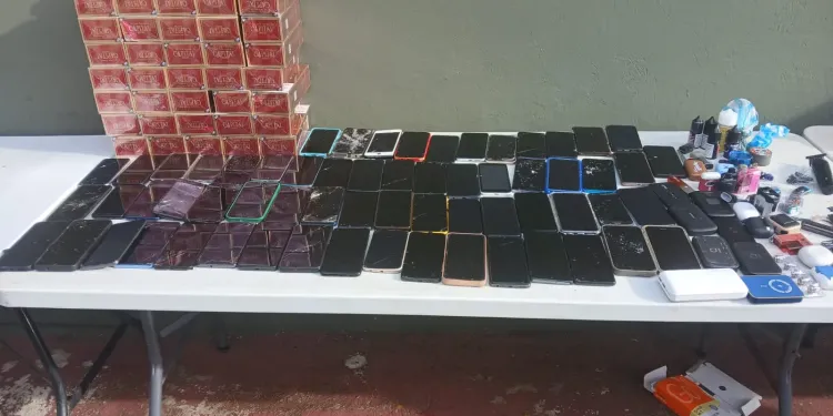 Requisa en cárcel Olegario Tenares deja 62 celulares, alcohol y objetos cortopunzantes