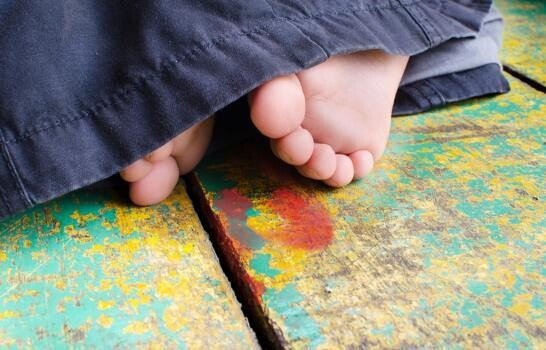Una niña de un año muere tras ser alcanzada por una bala perdida dentro de su vivienda en Verón