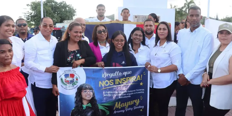 María Trinidad Sánchez recibe a Mayury Vélez tras conquistar récord Guinness de lectura